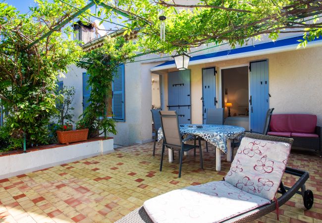 Вилла на Juan-les-Pins -  VILLA LES ONDES, Charmente Villa, terrase, jardin avec piscine by RIVIERA HOLIDAY HOMES  Вилла на Juan-les-Pins -  VILLA LES ONDES, Charmente Villa, terrase, jardin avec piscine by RIVIERA HOLIDAY HOMES