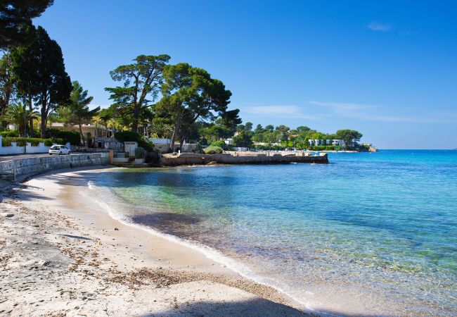 Вилла на Juan-les-Pins -  VILLA LES ONDES, Charmente Villa, terrase, jardin avec piscine by RIVIERA HOLIDAY HOMES  Вилла на Juan-les-Pins -  VILLA LES ONDES, Charmente Villa, terrase, jardin avec piscine by RIVIERA HOLIDAY HOMES