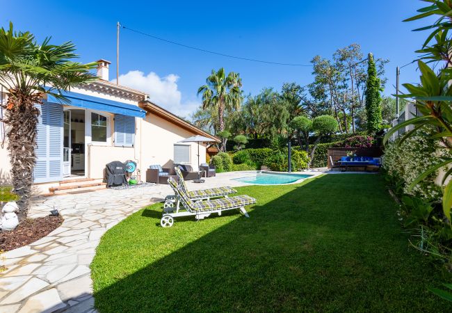Вилла на Juan-les-Pins -  VILLA LES ONDES, Charmente Villa, terrase, jardin avec piscine by RIVIERA HOLIDAY HOMES  Вилла на Juan-les-Pins -  VILLA LES ONDES, Charmente Villa, terrase, jardin avec piscine by RIVIERA HOLIDAY HOMES