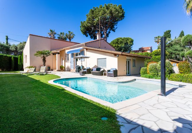 Вилла на Juan-les-Pins -  VILLA LES ONDES, Charmente Villa, terrase, jardin avec piscine by RIVIERA HOLIDAY HOMES  Вилла на Juan-les-Pins -  VILLA LES ONDES, Charmente Villa, terrase, jardin avec piscine by RIVIERA HOLIDAY HOMES
