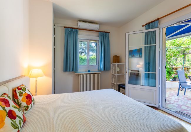 Вилла на Juan-les-Pins -  VILLA LES ONDES, Charmente Villa, terrase, jardin avec piscine by RIVIERA HOLIDAY HOMES  Вилла на Juan-les-Pins -  VILLA LES ONDES, Charmente Villa, terrase, jardin avec piscine by RIVIERA HOLIDAY HOMES