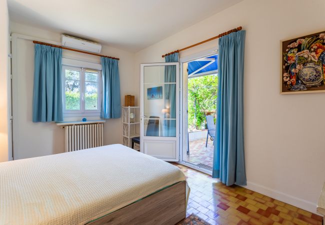 Вилла на Juan-les-Pins -  VILLA LES ONDES, Charmente Villa, terrase, jardin avec piscine by RIVIERA HOLIDAY HOMES  Вилла на Juan-les-Pins -  VILLA LES ONDES, Charmente Villa, terrase, jardin avec piscine by RIVIERA HOLIDAY HOMES