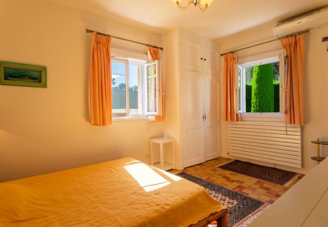 Вилла на Juan-les-Pins -  VILLA LES ONDES, Charmente Villa, terrase, jardin avec piscine by RIVIERA HOLIDAY HOMES  Вилла на Juan-les-Pins -  VILLA LES ONDES, Charmente Villa, terrase, jardin avec piscine by RIVIERA HOLIDAY HOMES