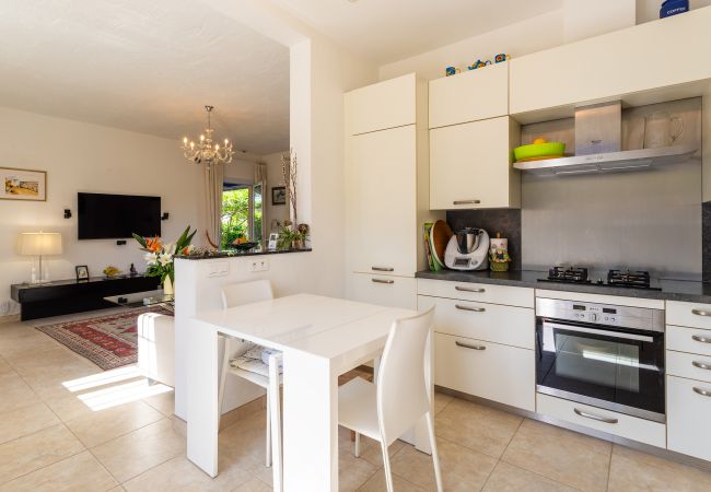 Вилла на Juan-les-Pins -  VILLA LES ONDES, Charmente Villa, terrase, jardin avec piscine by RIVIERA HOLIDAY HOMES  Вилла на Juan-les-Pins -  VILLA LES ONDES, Charmente Villa, terrase, jardin avec piscine by RIVIERA HOLIDAY HOMES