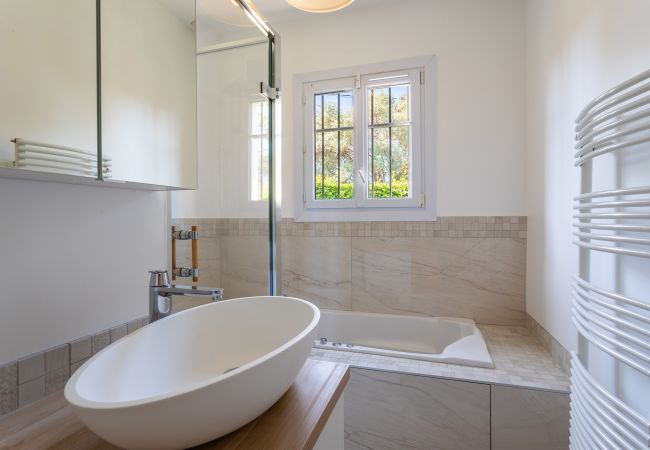 Вилла на Juan-les-Pins -  VILLA LES ONDES, Charmente Villa, terrase, jardin avec piscine by RIVIERA HOLIDAY HOMES  Вилла на Juan-les-Pins -  VILLA LES ONDES, Charmente Villa, terrase, jardin avec piscine by RIVIERA HOLIDAY HOMES