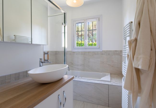 Вилла на Juan-les-Pins -  VILLA LES ONDES, Charmente Villa, terrase, jardin avec piscine by RIVIERA HOLIDAY HOMES  Вилла на Juan-les-Pins -  VILLA LES ONDES, Charmente Villa, terrase, jardin avec piscine by RIVIERA HOLIDAY HOMES
