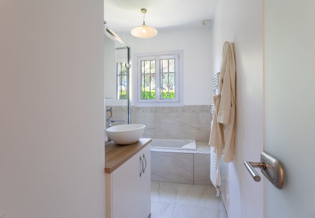 Вилла на Juan-les-Pins -  VILLA LES ONDES, Charmente Villa, terrase, jardin avec piscine by RIVIERA HOLIDAY HOMES  Вилла на Juan-les-Pins -  VILLA LES ONDES, Charmente Villa, terrase, jardin avec piscine by RIVIERA HOLIDAY HOMES