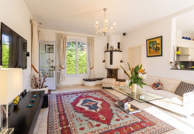 Вилла на Juan-les-Pins -  VILLA LES ONDES, Charmente Villa, terrase, jardin avec piscine by RIVIERA HOLIDAY HOMES  Вилла на Juan-les-Pins -  VILLA LES ONDES, Charmente Villa, terrase, jardin avec piscine by RIVIERA HOLIDAY HOMES