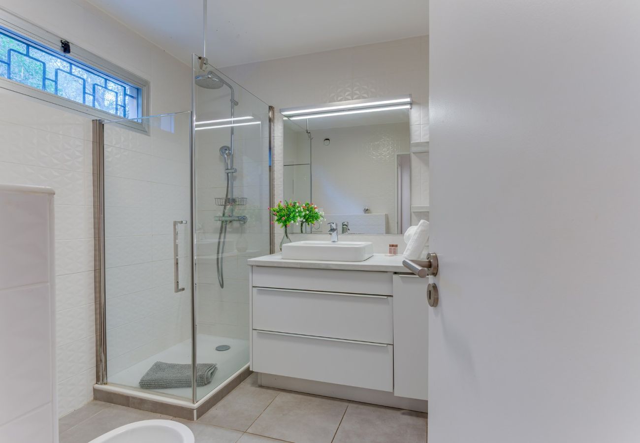 Апартаменты на Вильфранш-сюр-Мер - JARDIN FIGUIERS, grande terrasse  jardin vue mer, piscine  by RIVIERA HOLIDAY HOMES 