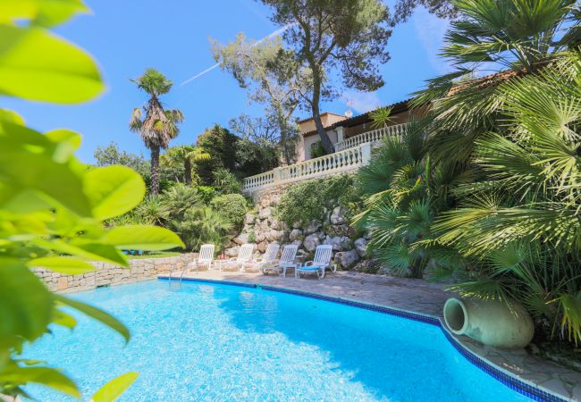  на Tourrette-Levens - LA ROHIERE, Magnifique Villa avec Piscine by RIVIERA HOLIDAY HOMES 