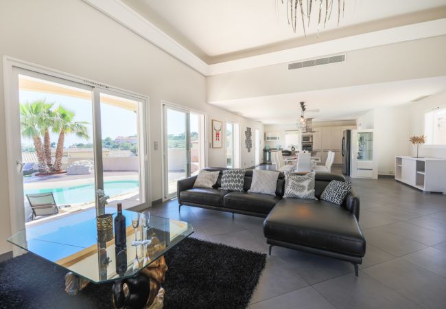 Вилла на Nice - LA CORNICHE D'ARGENT, Jardin avec Piscine by RIVIERA HOLIDAY HOMES  Вилла на Nice - LA CORNICHE D'ARGENT, Jardin avec Piscine by RIVIERA HOLIDAY HOMES