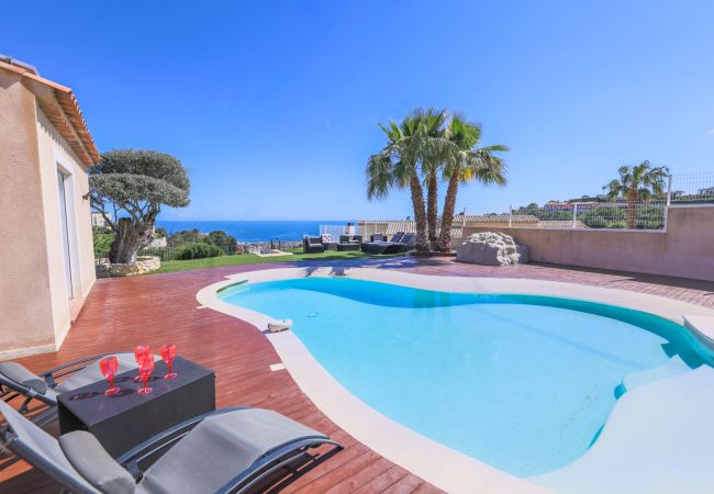 Вилла на Nice - LA CORNICHE D'ARGENT, Jardin avec Piscine by RIVIERA HOLIDAY HOMES  Вилла на Nice - LA CORNICHE D'ARGENT, Jardin avec Piscine by RIVIERA HOLIDAY HOMES