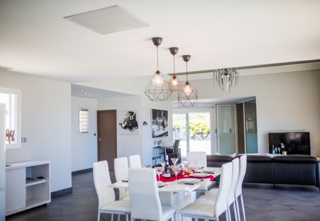 Вилла на Nice - LA CORNICHE D'ARGENT, Jardin avec Piscine by RIVIERA HOLIDAY HOMES  Вилла на Nice - LA CORNICHE D'ARGENT, Jardin avec Piscine by RIVIERA HOLIDAY HOMES