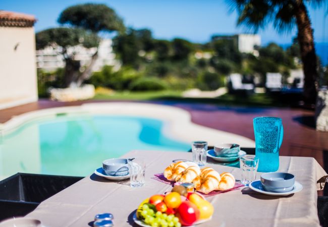 Вилла на Nice - LA CORNICHE D'ARGENT, Jardin avec Piscine by RIVIERA HOLIDAY HOMES  Вилла на Nice - LA CORNICHE D'ARGENT, Jardin avec Piscine by RIVIERA HOLIDAY HOMES