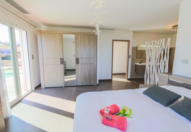 Вилла на Nice - LA CORNICHE D'ARGENT, Jardin avec Piscine by RIVIERA HOLIDAY HOMES  Вилла на Nice - LA CORNICHE D'ARGENT, Jardin avec Piscine by RIVIERA HOLIDAY HOMES