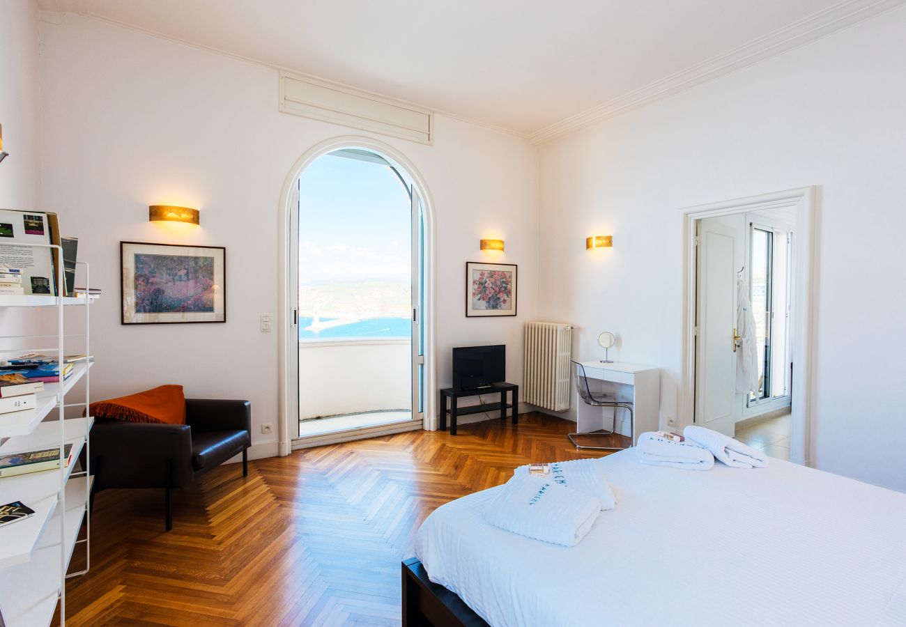 Вилла на Ницца / Nice - LE CAP DE NICE,  APPARTEMENT-VILLA Luxe avec terrasse, vue mer  BY RIVIERA HOLIDAY HOMES