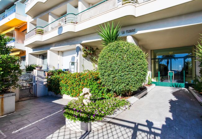Апартаменты на Nice - LE FLORIDE, Terrasse sur la Promenade des Anglais avec belle vue mer by RIVIERA HOLIDAY HOMES  Апартаменты на Nice - LE FLORIDE, Terrasse sur la Promenade des Anglais avec belle vue mer by RIVIERA HOLIDAY HOMES
