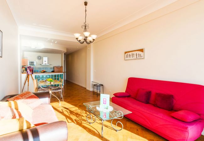 Апартаменты на Nice - LE FLORIDE, Terrasse sur la Promenade des Anglais avec belle vue mer by RIVIERA HOLIDAY HOMES  Апартаменты на Nice - LE FLORIDE, Terrasse sur la Promenade des Anglais avec belle vue mer by RIVIERA HOLIDAY HOMES