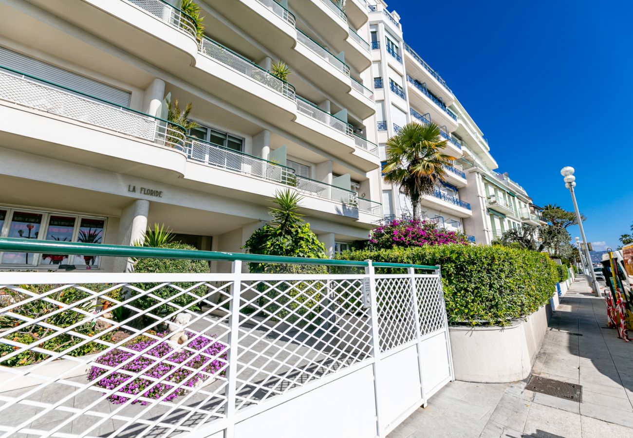 Апартаменты на Ницца / Nice - LE FLORIDE, Terrasse sur la Promenade des Anglais avec belle vue mer by RIVIERA HOLIDAY HOMES 