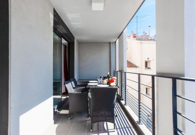 Апартаменты на Ницца / Nice -  VICTOR HUGO, Très bel appartement avec terrasse  by RIVIERA HOLIDAY HOMES 