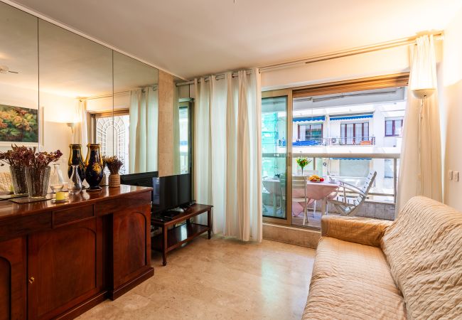 Апартаменты на Ницца / Nice -  MASSENET VIEW , Appartement avec une belle terrasse vue mer by RIVIERA HOLIDAY HOMES 