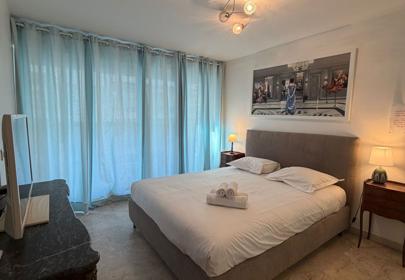 Апартаменты на Ницца / Nice -  MASSENET VIEW , Appartement avec une belle terrasse vue mer by RIVIERA HOLIDAY HOMES 