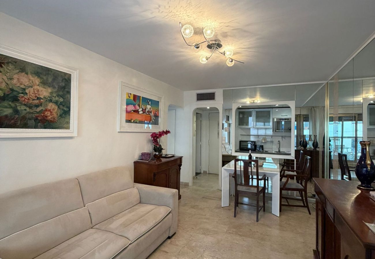 Апартаменты на Ницца / Nice -  MASSENET VIEW , Appartement avec une belle terrasse vue mer by RIVIERA HOLIDAY HOMES 