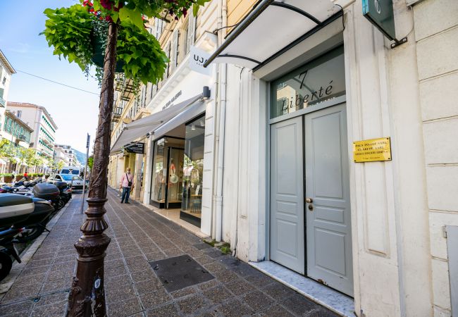 Апартаменты на Ницца / Nice - THE LIBERTY By Riviera Holiday Homes 