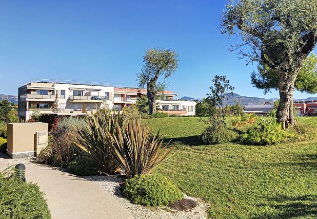 Апартаменты на Ницца / Nice - DOMAINE DES ROSES, piscine, jardin, clim  By Riviera Holiday Homes