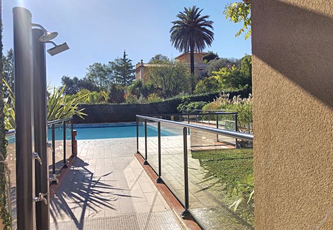 Апартаменты на Nice - DOMAINE DES ROSES, piscine, jardin, clim  By Riviera Holiday Homes Апартаменты на Nice - DOMAINE DES ROSES, piscine, jardin, clim  By Riviera Holiday Homes