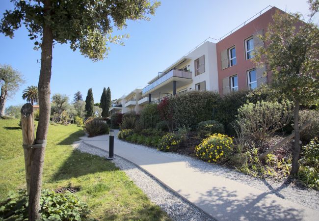 Апартаменты на Nice - DOMAINE DES ROSES, piscine, jardin, clim  By Riviera Holiday Homes Апартаменты на Nice - DOMAINE DES ROSES, piscine, jardin, clim  By Riviera Holiday Homes