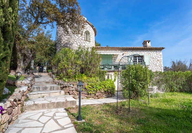 Вилла на Mandelieu-la-Napoule - VILLA JUSTINE VI4239 By Riviera Holiday Homes Вилла на Mandelieu-la-Napoule - VILLA JUSTINE VI4239 By Riviera Holiday Homes