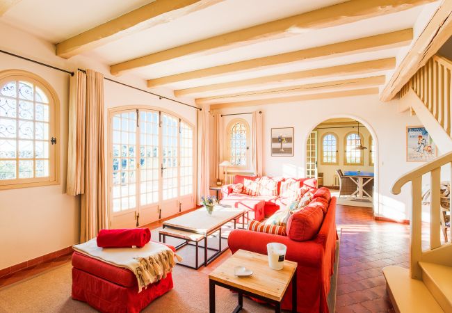 Вилла на Roquefort-les-Pins - Villa Les Feuillets VI4250 by Riviera Holiday Homes Вилла на Roquefort-les-Pins - Villa Les Feuillets VI4250 by Riviera Holiday Homes