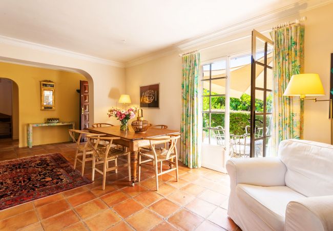 Вилла на Grasse - MAS DES  LAURIERS VI4370 By Riviera Holiday Homes Вилла на Grasse - MAS DES  LAURIERS VI4370 By Riviera Holiday Homes