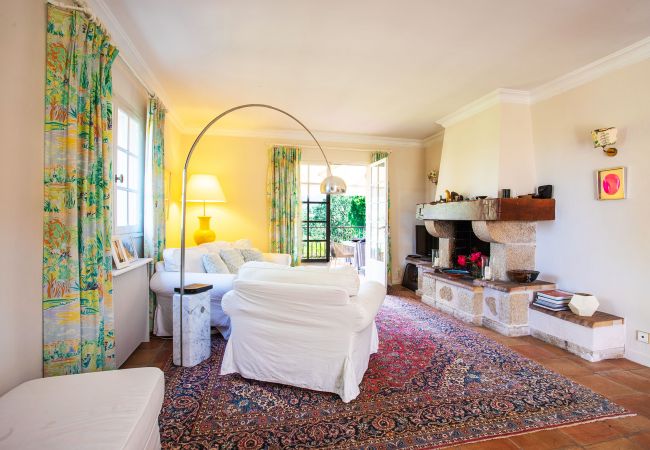 Вилла на Grasse - MAS DES  LAURIERS VI4370 By Riviera Holiday Homes Вилла на Grasse - MAS DES  LAURIERS VI4370 By Riviera Holiday Homes