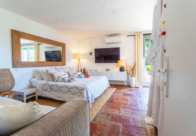 Вилла на Tourrettes-sur-Loup - VILLA DES PARFUMS VI4382 By Riviera Holiday Homes Вилла на Tourrettes-sur-Loup - VILLA DES PARFUMS VI4382 By Riviera Holiday Homes