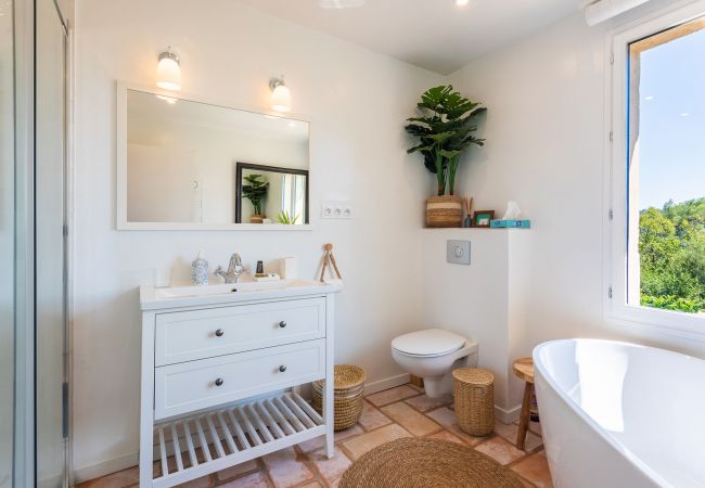 Вилла на Tourrettes-sur-Loup - VILLA DES PARFUMS VI4382 By Riviera Holiday Homes Вилла на Tourrettes-sur-Loup - VILLA DES PARFUMS VI4382 By Riviera Holiday Homes