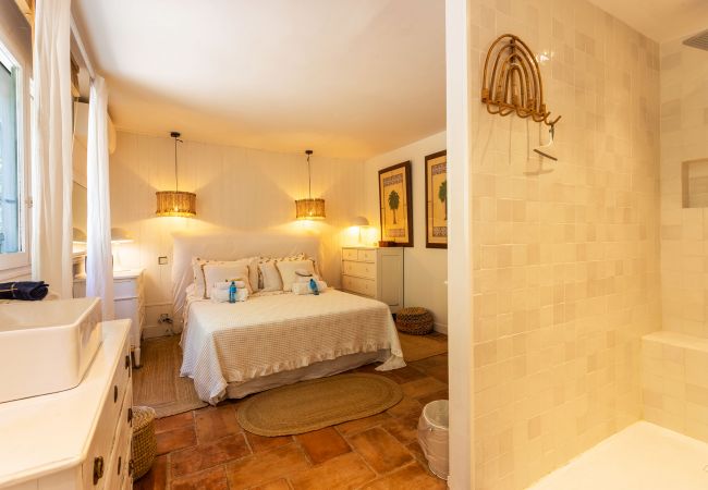 Вилла на Tourrettes-sur-Loup - VILLA DES PARFUMS VI4382 By Riviera Holiday Homes Вилла на Tourrettes-sur-Loup - VILLA DES PARFUMS VI4382 By Riviera Holiday Homes