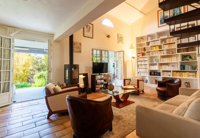 Вилла на Nice - MAS DE GAIRAUT VI4395 By Riviera Holiday Homes  Вилла на Nice - MAS DE GAIRAUT VI4395 By Riviera Holiday Homes