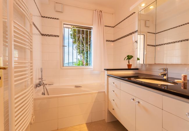 Вилла на Villefranche-sur-Mer -  ROMANTIC VILLA VI4412 By Riviera Holiday Homes  Вилла на Villefranche-sur-Mer -  ROMANTIC VILLA VI4412 By Riviera Holiday Homes