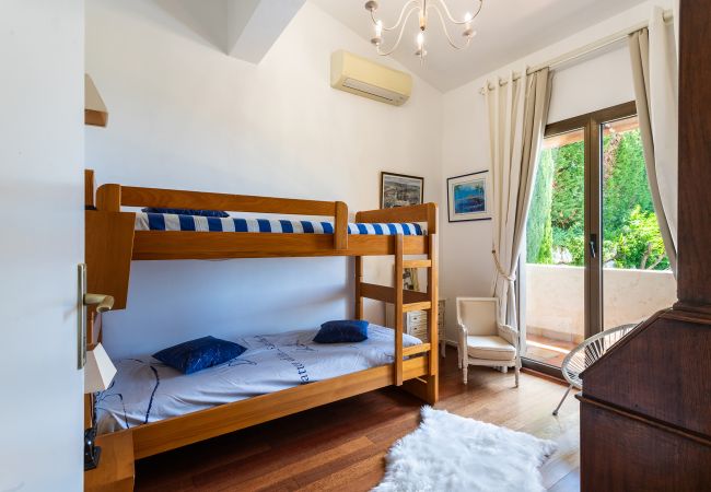 Вилла на Nice - VILLA HATELMA VI4404 By Riviera Holiday Homes  Вилла на Nice - VILLA HATELMA VI4404 By Riviera Holiday Homes