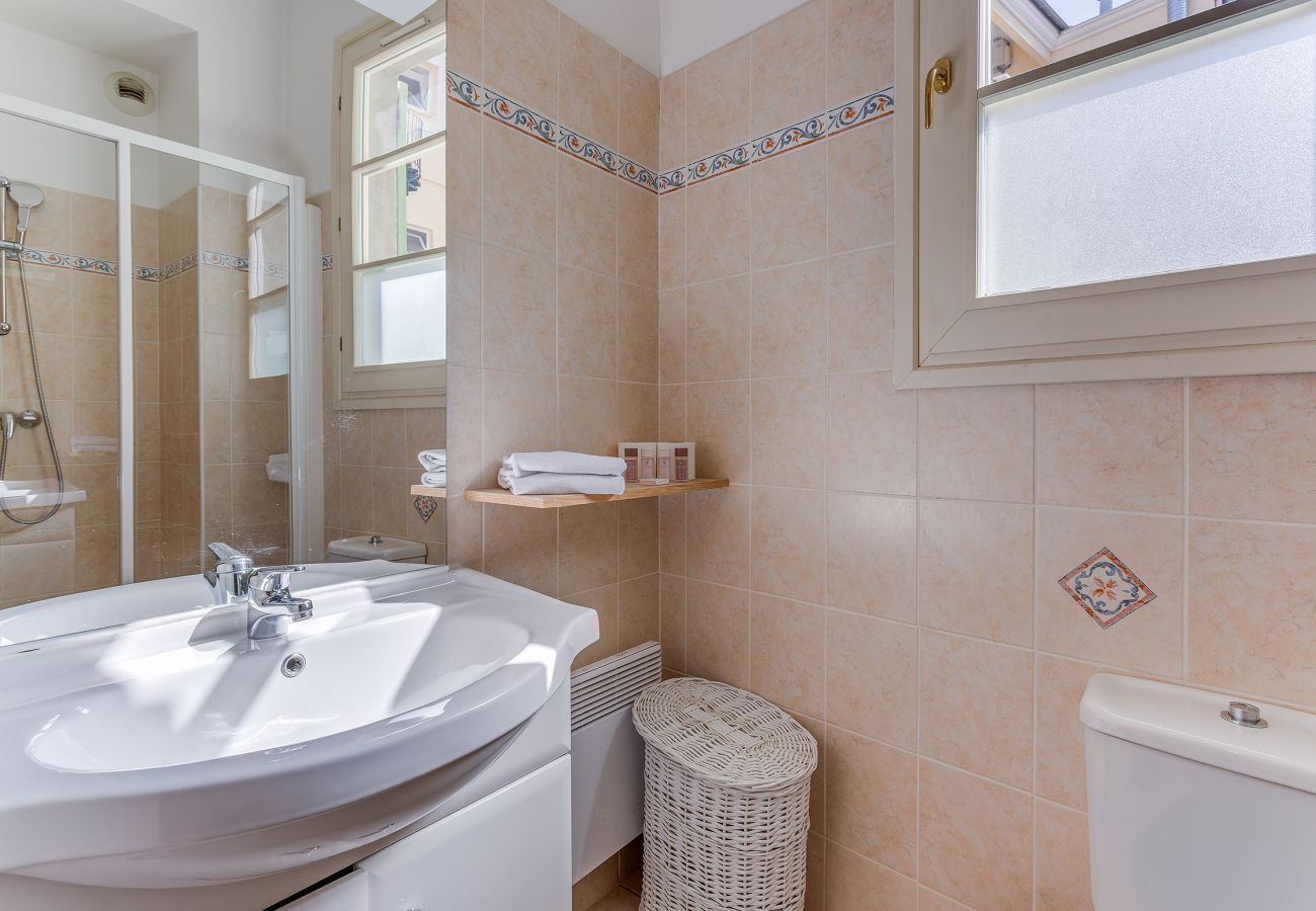 Апартаменты на Ницца / Nice - PIAZZA GRIMALDI AP4519 - Clim - 5 min de la plage by Riviera Holiday Homes